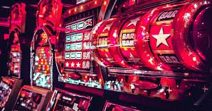 Antarmuka aplikasi kasino mobile ayam11 menampilkan pasar sportsbook dan permainan live dealer
